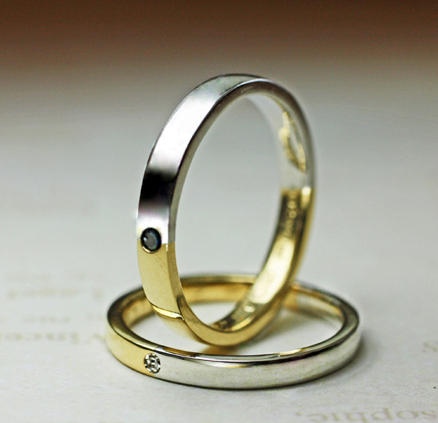  ゴールドとプラチナをハーフでつないでブラックダイヤを留めた結婚指輪オーダー作品 