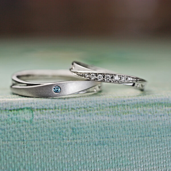 ウェーブラインにエタニティとブルーダイヤの結婚指輪オーダー作品 