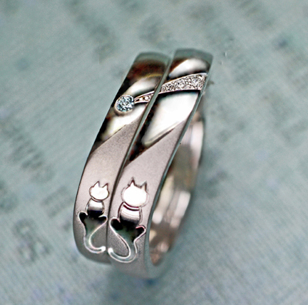 【ブルーダイヤの流れ星】と【ネコのカップル】の結婚指輪オーダーメイド