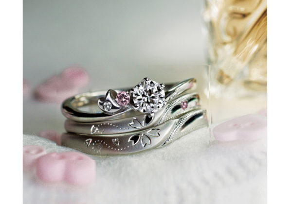 サクラデザインを結婚指輪と婚約指輪でつくるセットリング