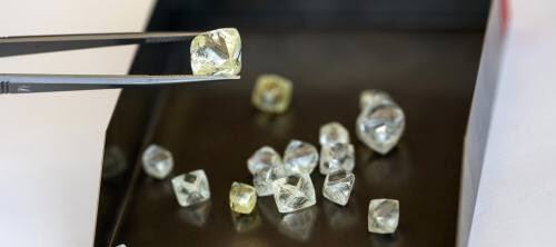 ダイヤモンドの原石は、そのサイズや品質によって人の手でより分けられていきます。