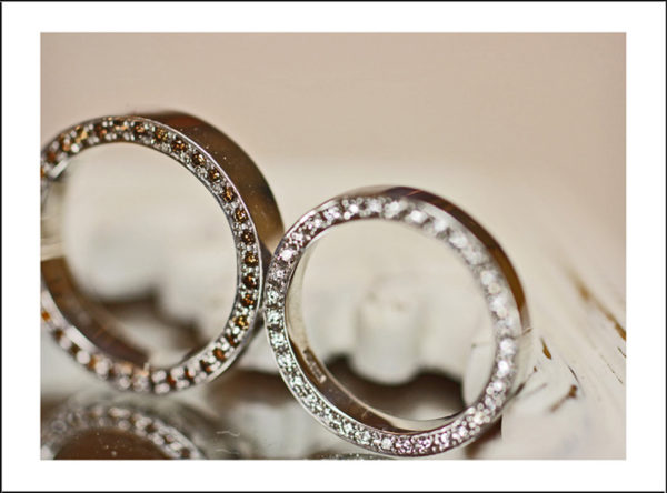 ブラウンダイヤモンド&ホワイトダイヤモンドを結婚指輪のサイドに留めたエタ二ティリング