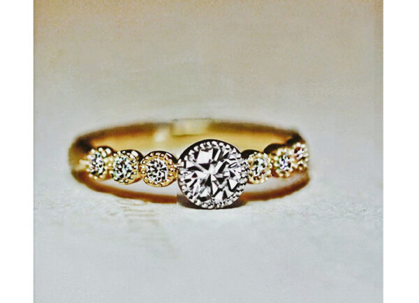 白いプラチナダイヤモンドの周りにゴールドダイヤが輝く７つのバラの婚約指輪 ＞  