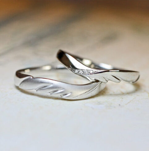 羽がデザインされた結婚指輪をオーダーメイドで 