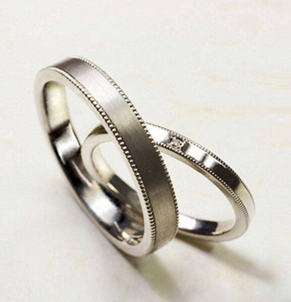プラチナリングの両サイドにミルグレインをリボンステッチの様にデザインした結婚指輪コレクション