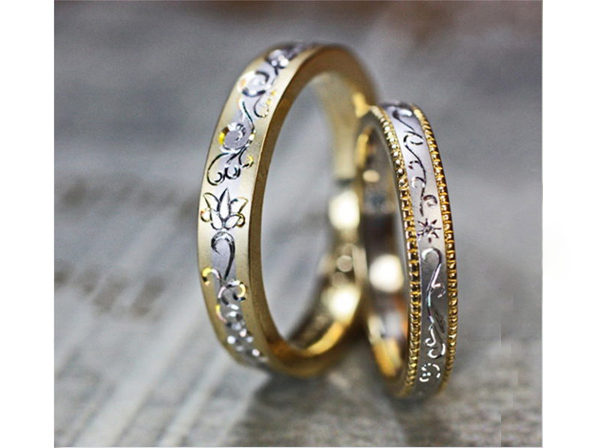 ゴールドとプラチナのコンビリングにユリの柄を手彫りで入れた結婚指輪
