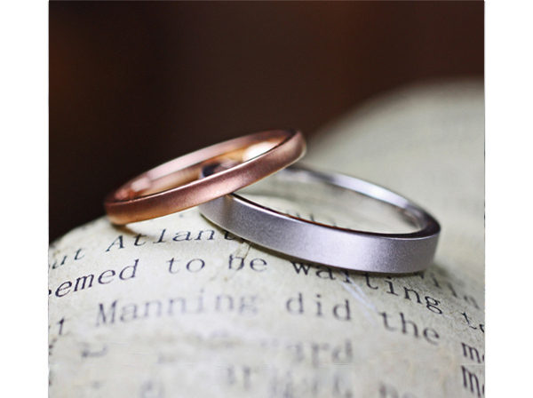 シンプルでフラットなピンクゴールドとプラチナの結婚指輪