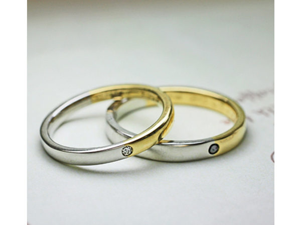 プラチナとゴールドをハーフでつないだシンプルなデザインの結婚指輪