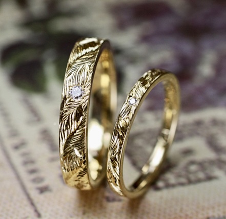 【幸運を呼ぶ結婚指輪】ミモザの模様が入るゴールドのオーダー作品