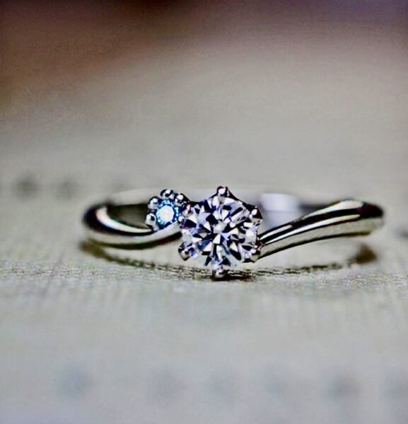 【ネコの足跡】がブルーダイヤでデザインされたオーダーメイドの婚約指輪