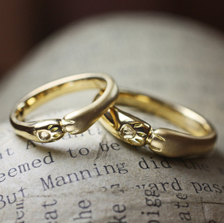【ネコの手がハグする】ゴールドのオーダーメイド結婚指輪
