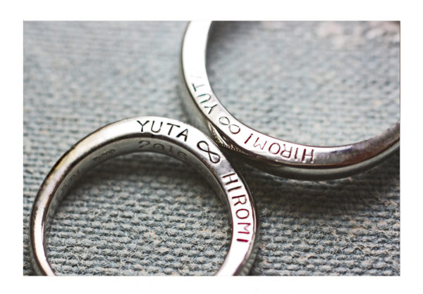 結婚指輪の側面にふたりの名前と無限大マークを入れて