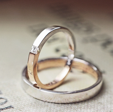 【ピンク&プラチナのカラーコンビ】と四角いダイヤの結婚指輪作品