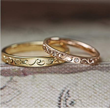 【イニシャルＹ&Ｒ】と花模様をデザインした結婚指輪ゴールド作品