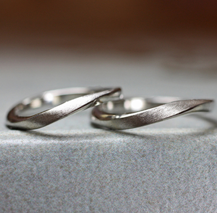 【結婚指輪にねじり】を加えた美しいメビウスデザインのオーダー作品
