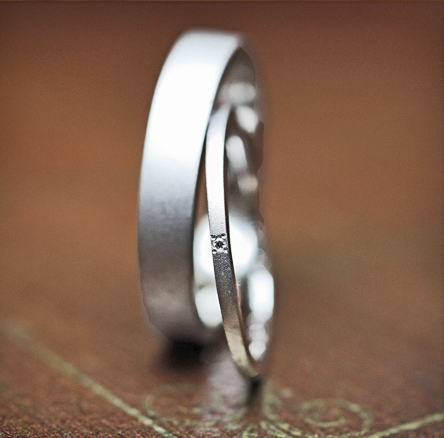 極細のレディスと幅広のメンズにデザインされた結婚指輪オーダー作品
