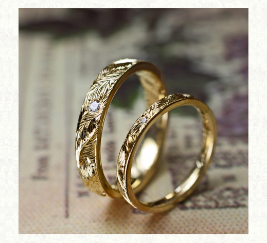 ミモザの葉脈模様が全面に煌く  ゴールドの結婚指輪　１　千葉・柏 ヨー＆マーレ