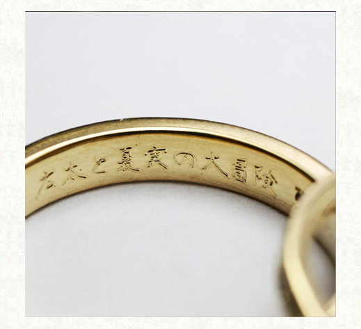 ミモザの葉脈模様が全面に煌く  ゴールドの結婚指輪　リング内側のデザイン　千葉・柏 ヨー＆マーレ