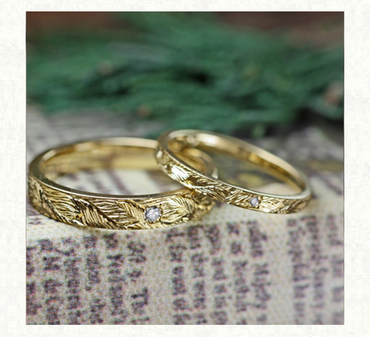 ミモザの葉脈模様が全面に煌く  ゴールドの結婚指輪２　千葉・柏 ヨー＆マーレ