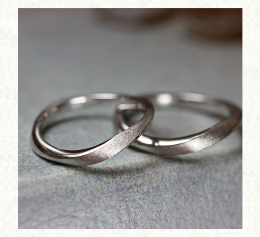美しいメビウスの様な ウェーブデザインの結婚指輪　千葉・柏 ヨー＆マーレ