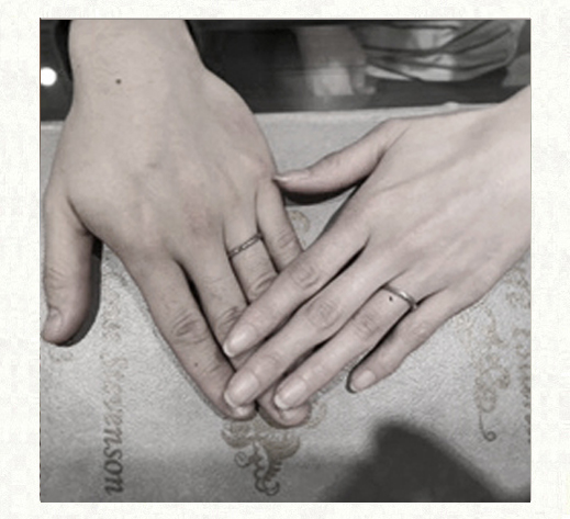 美しいメビウスの様な ウェーブデザインの結婚指輪を二人の薬指に