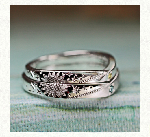 結婚指輪のサイドにデザインされたヒマワリの模様