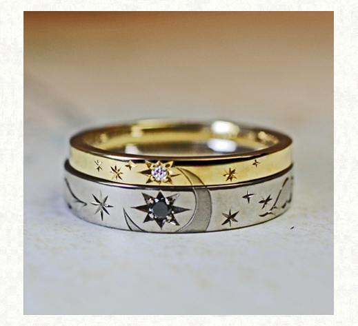 結婚指輪を重ねて月の模様をつくるゴールドリング
