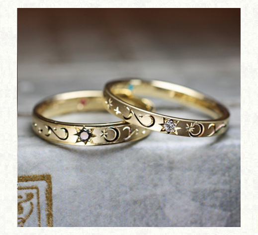 ホワイトダイヤとブラックダイヤの星と月のゴールド結婚指輪