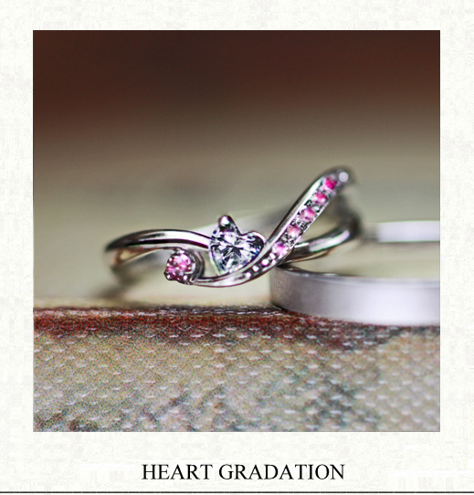 ピンクのカラーグラデーションと ハートダイヤの婚約指輪