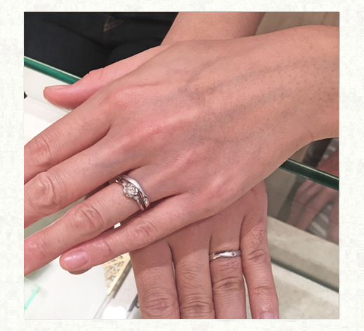 結婚指輪と婚約指輪のセットリングを薬指につけたお客様