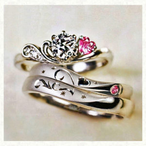 結婚指輪と婚約指輪の3本セットリング・ハートストロベリー