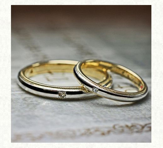 ゴールドのサイドステッチが入ったオーダーメイドの結婚指輪　２