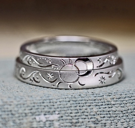 【太陽と月】の模様を結婚指輪にデザインしたオーダーメイド作品