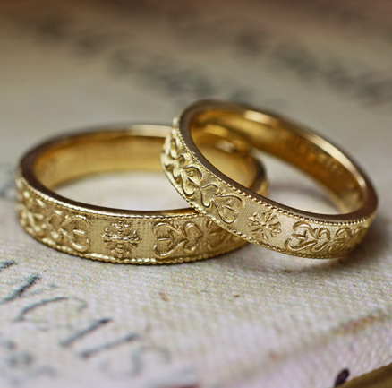 【アート模様】を浮き柄デザインしたゴールドの【個性派】結婚指輪