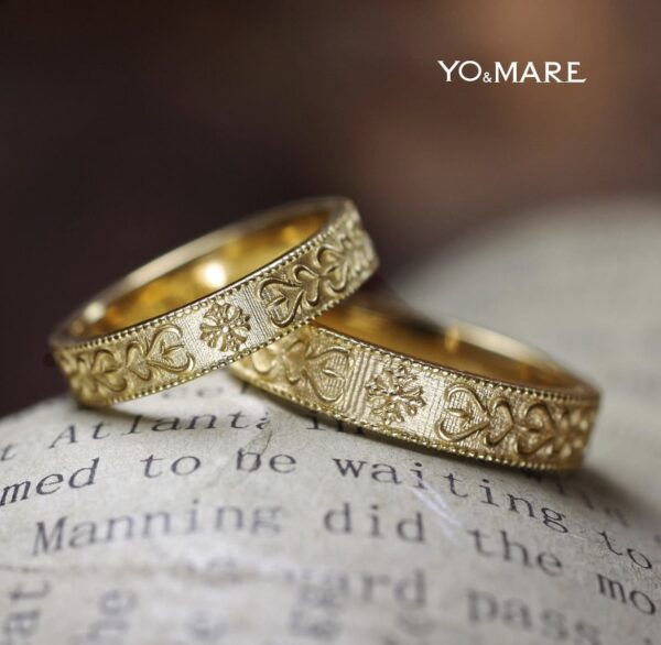 アート【模様】をゴールドの結婚指輪に浮柄デザインしたオーダー作品