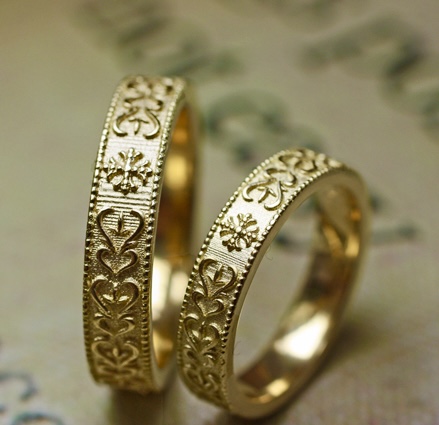 【アート模様】を浮き柄デザインしたゴールドの【個性派】結婚指輪