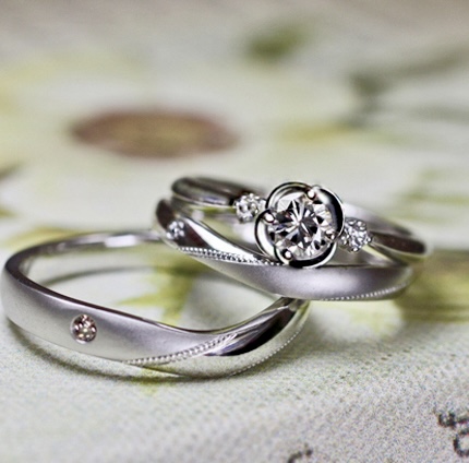 4枚花びらのエンゲージリングと結婚指輪のセットリング