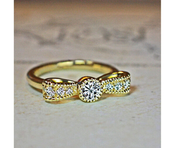 プチリボンゴールドの婚約指輪作品