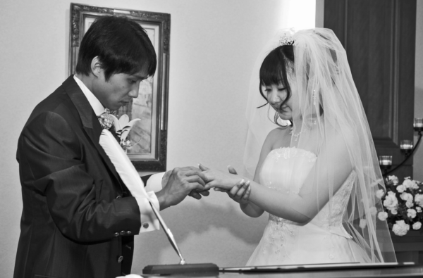 桜の花と一緒に結婚式を挙げた二人のオーダーメイドの結婚指輪 D様・千葉 柏