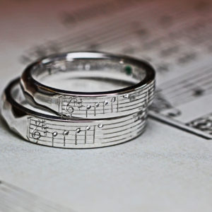【薬指の楽譜】結婚指輪に２人だけに聴こえる音を刻んだオーダー作品