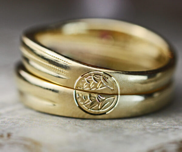 結婚指輪を重ねて【両家の家紋】を作ったゴールドのオーダー作品
