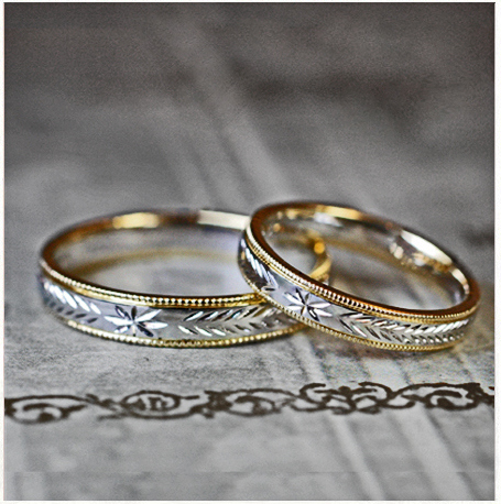 星の柄をてしたゴールドとプラチナのコンビ結婚指輪
