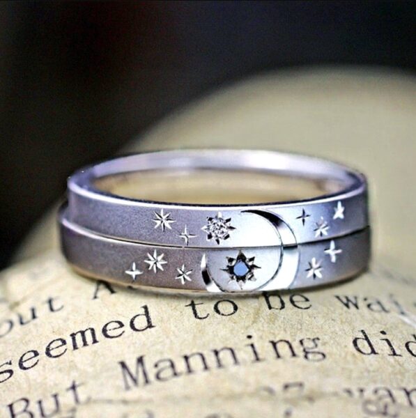 結婚指輪を重ねて【月と星の模様】を手彫りで描いたオーダー作品