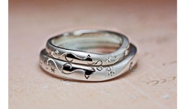 シルエットと模様を組み合わせたネコの結婚指輪