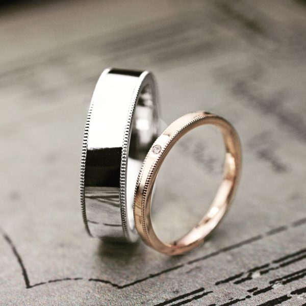 幅広のメンズプラチナと細いレディスピンクのオーダーメイド結婚指輪
