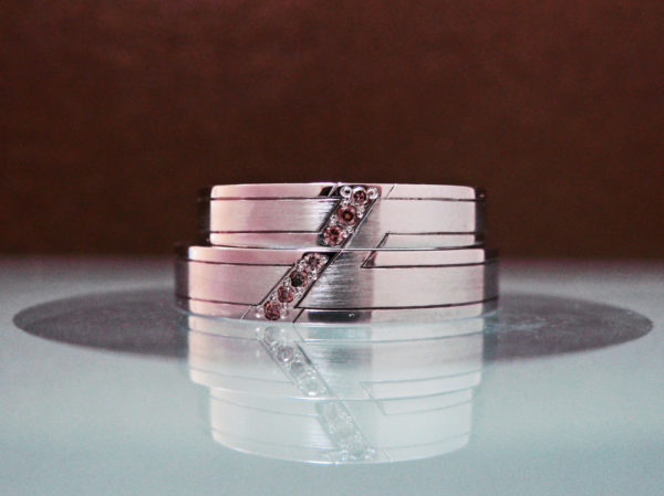 Ｉ様 が千葉・ 柏店舗でオーダーメイドしたブラウンダイヤのラインが一つに繋がる結婚指輪
