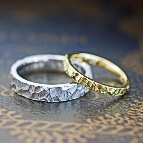 結婚指輪の表面をクロコ調のテクスチャーにオーダーメイドしたペア