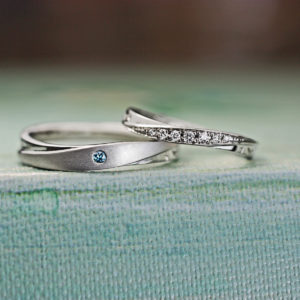 ウェーブしたダイヤをオリーブの葉にデザインしたオーダー結婚指輪