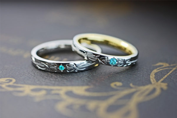 魅惑のブルー・パライバトルマリンを模様と共に入れたオーダー結婚指輪 1