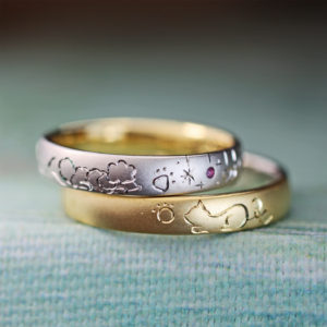 【ゴールドにネコ＆プラチナにプードルの模様】を描いた結婚指輪作品